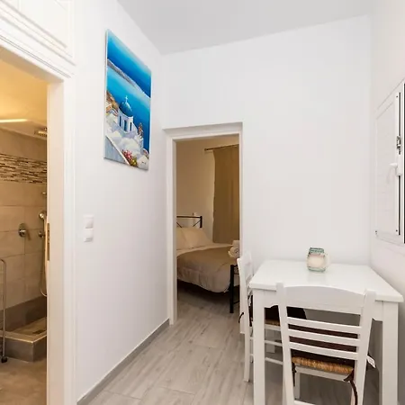 Ostrich Apartment Fira (Santorini)